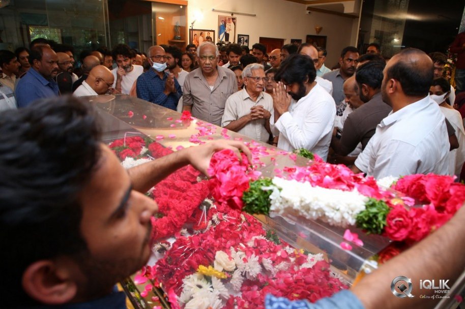 Celebrities-pay-homage-to-superstar-Krishna